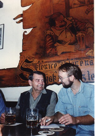 Spisovatel Karel Pecka mi poskytl nejen rozhovor, ale ukázal prima hospodu U červeného vola